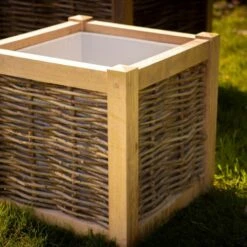 Jardinière En Chêne Avec Tressage Noisetier - Avec Bac Intérieur - 80 X 80 X 80 Cm -Promos Botanisia Magasin 64651e95090cf0.82761063